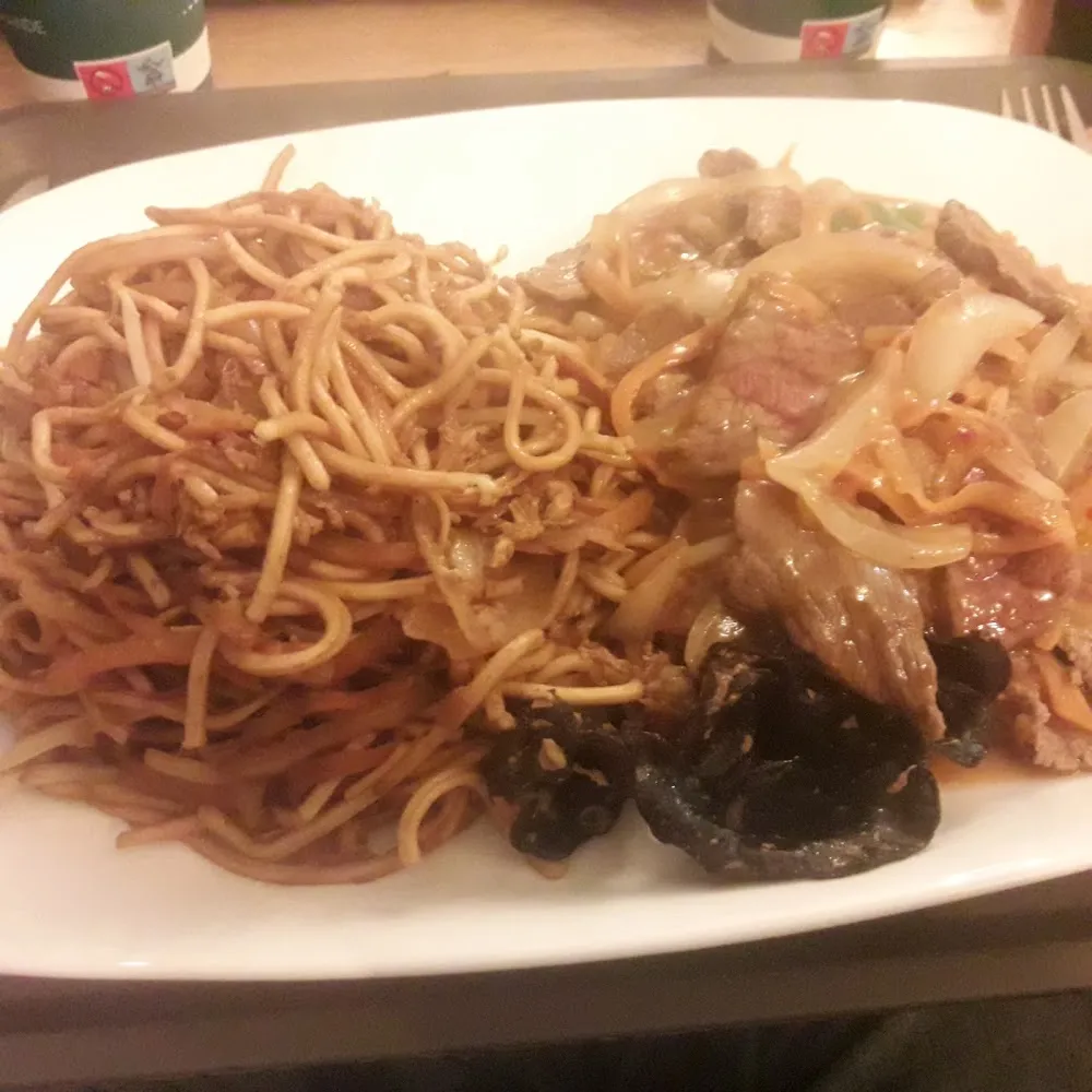 Bœuf Sauce Piment Nouilles Sautées